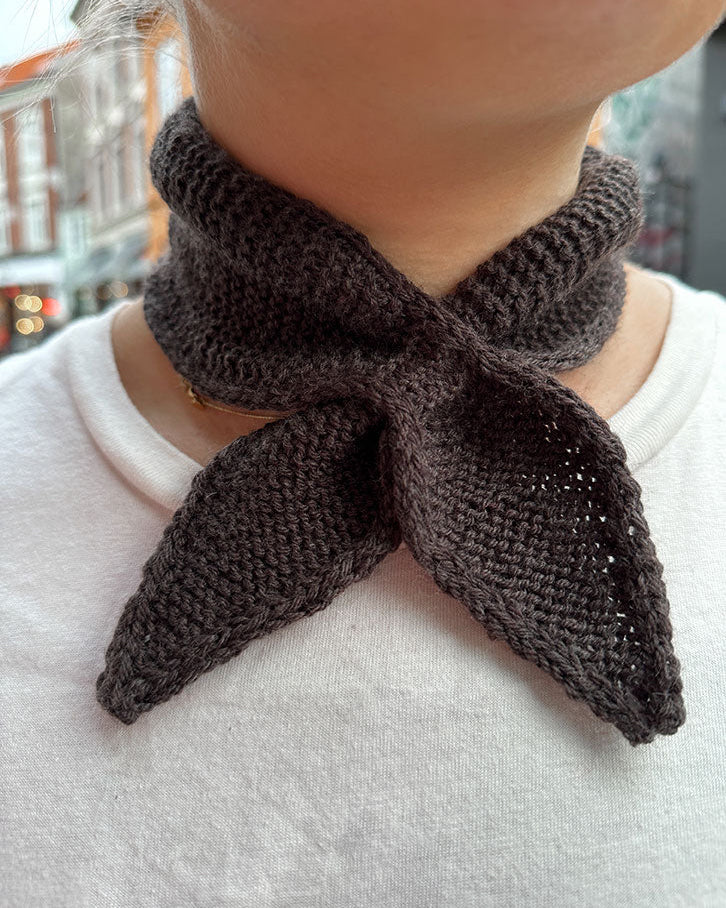 Ella scarf strikkeopskrift fra knitVik