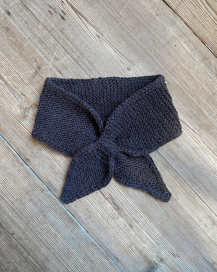 Ella scarf, en strikkeopskrift af en strikkefisk til voksne. Design af Knitvik