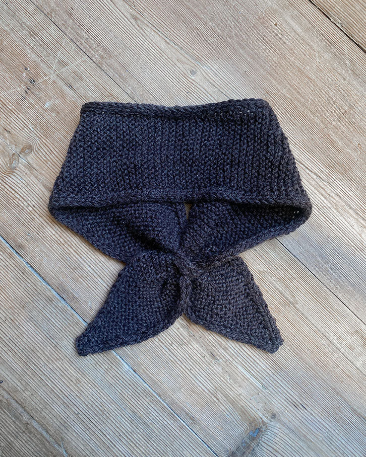 Ella scarf, en strikkeopskrift af en strikkefisk til voksne. Design af Knitvik