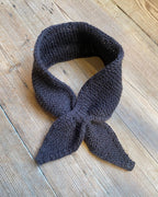 Ella scarf, en strikkeopskrift af en strikkefisk til voksne. Design af Knitvik