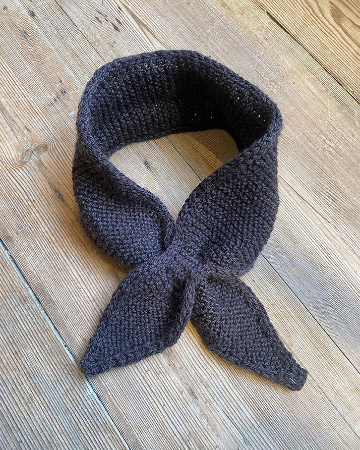 Ella scarf, en strikkeopskrift af en strikkefisk til voksne. Design af Knitvik