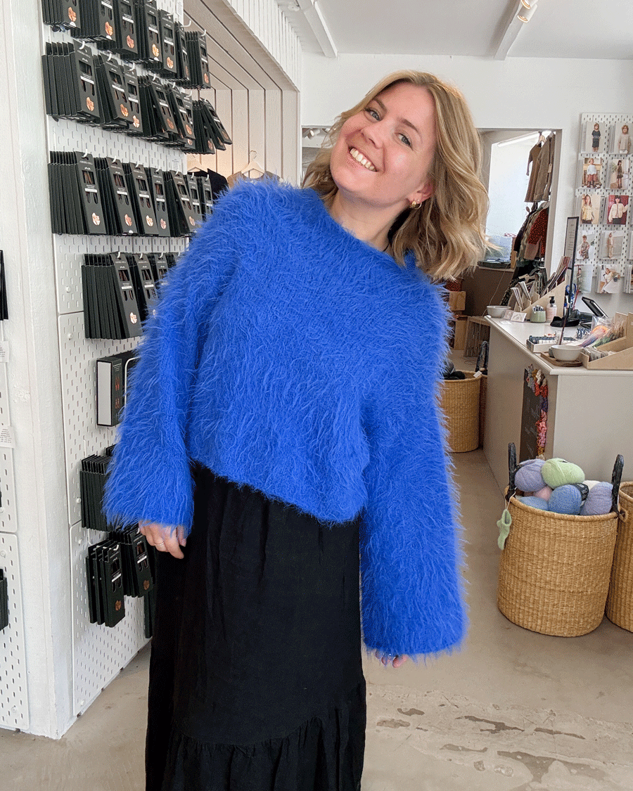 Sully sweater. Strikkeopskrift fra KnitVik  på pind 6 mm. Sweater i basta fra Lana Grossa